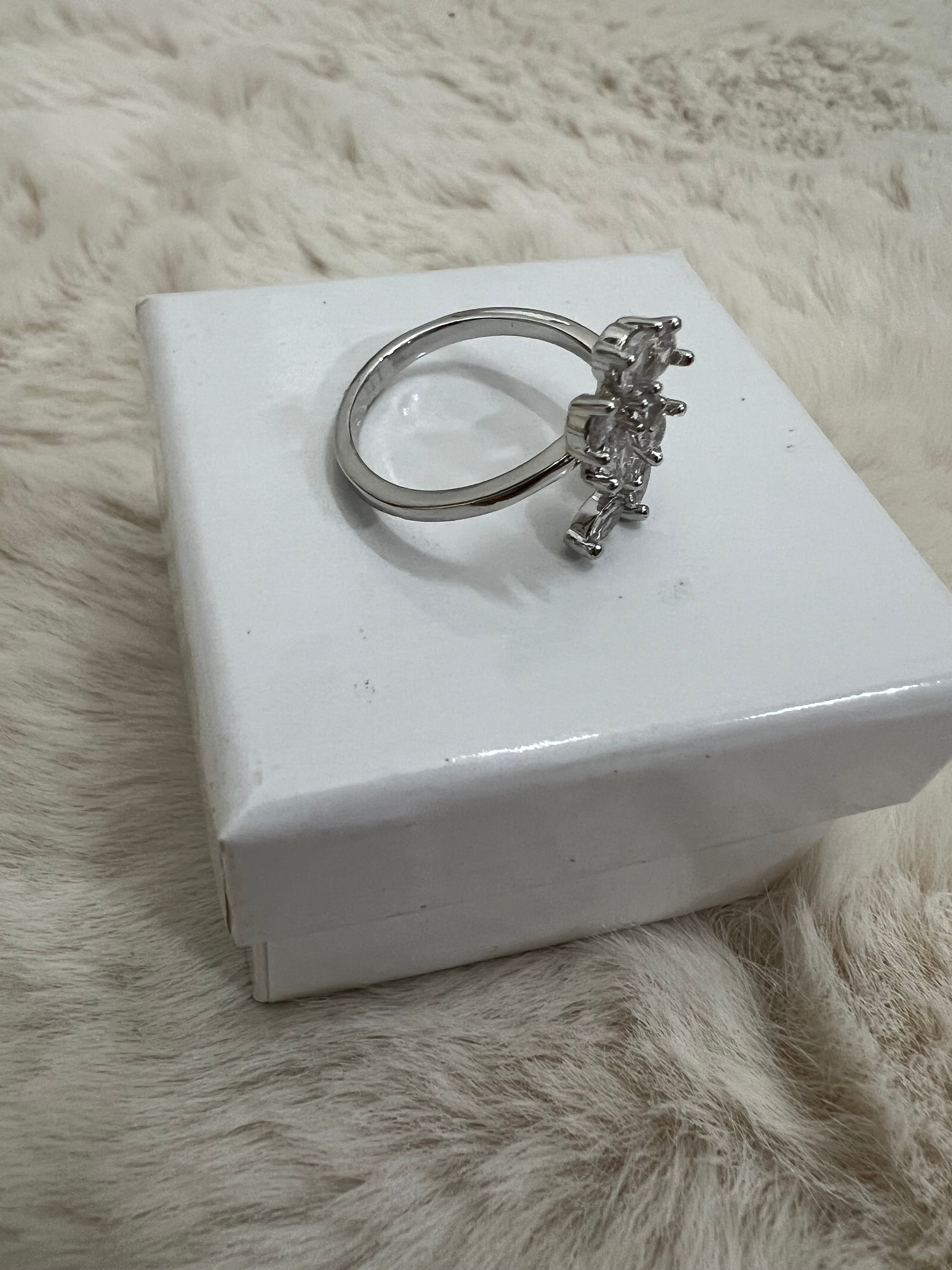 Anello fiore diamantato